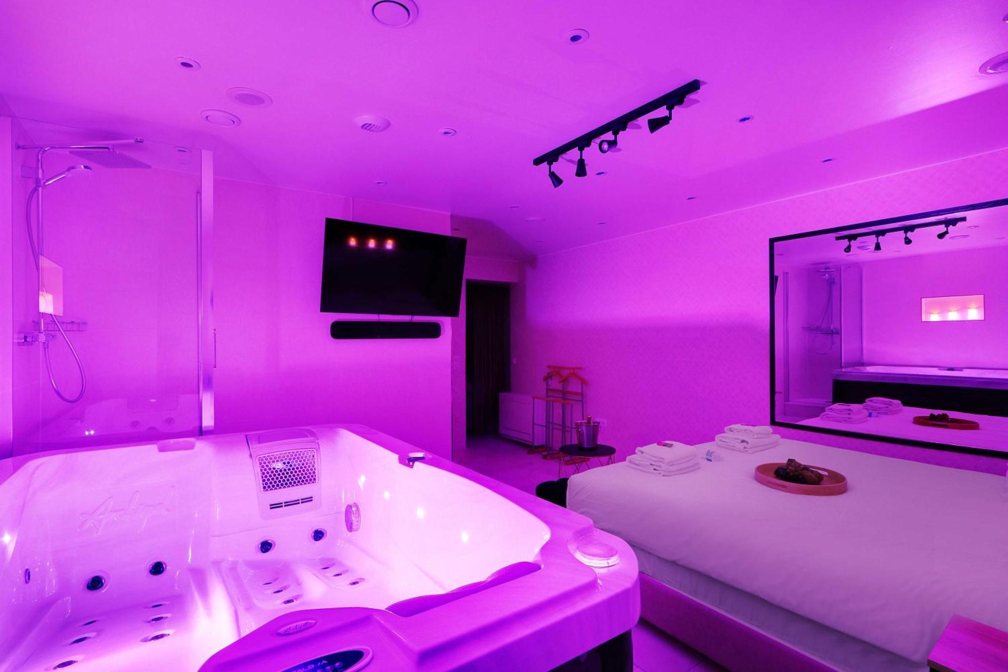 Intimate Apartment With Air Conditioner & Jacuzzi 2Br 6P Montmartre Paris Exterior photo